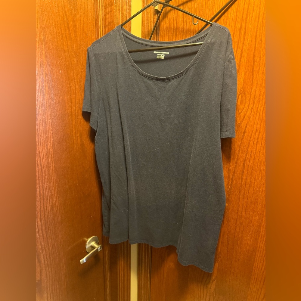 - Amazon Essentials 2xl navy t shirt in good condition
